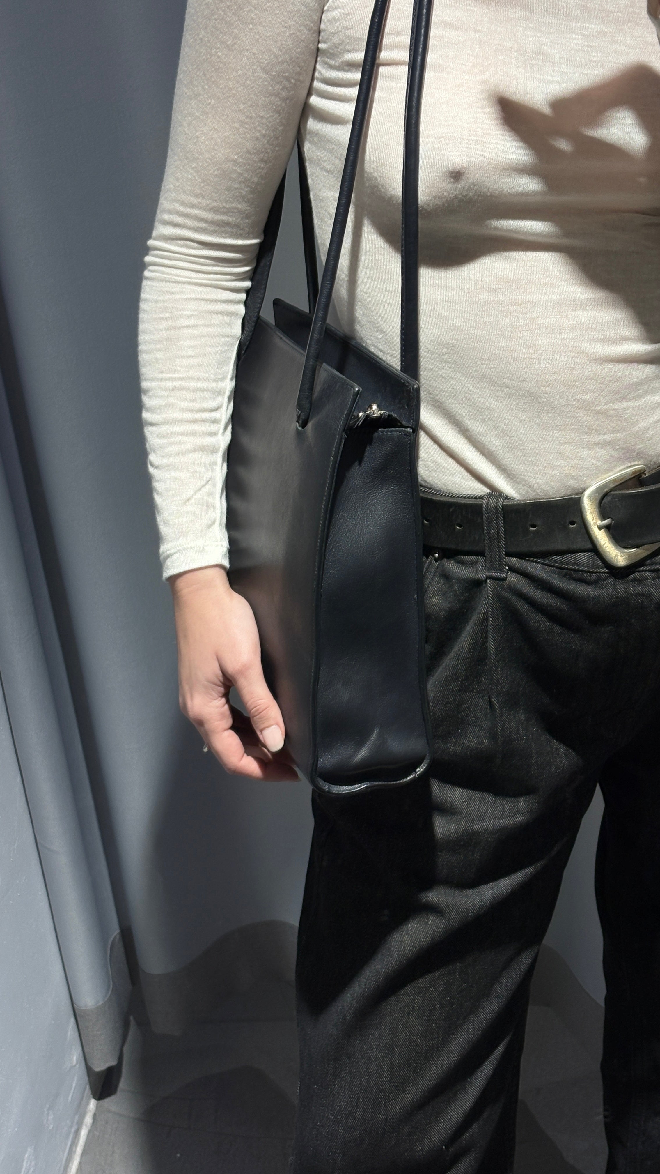 Vintage navy blue shoulder bag in natural leather