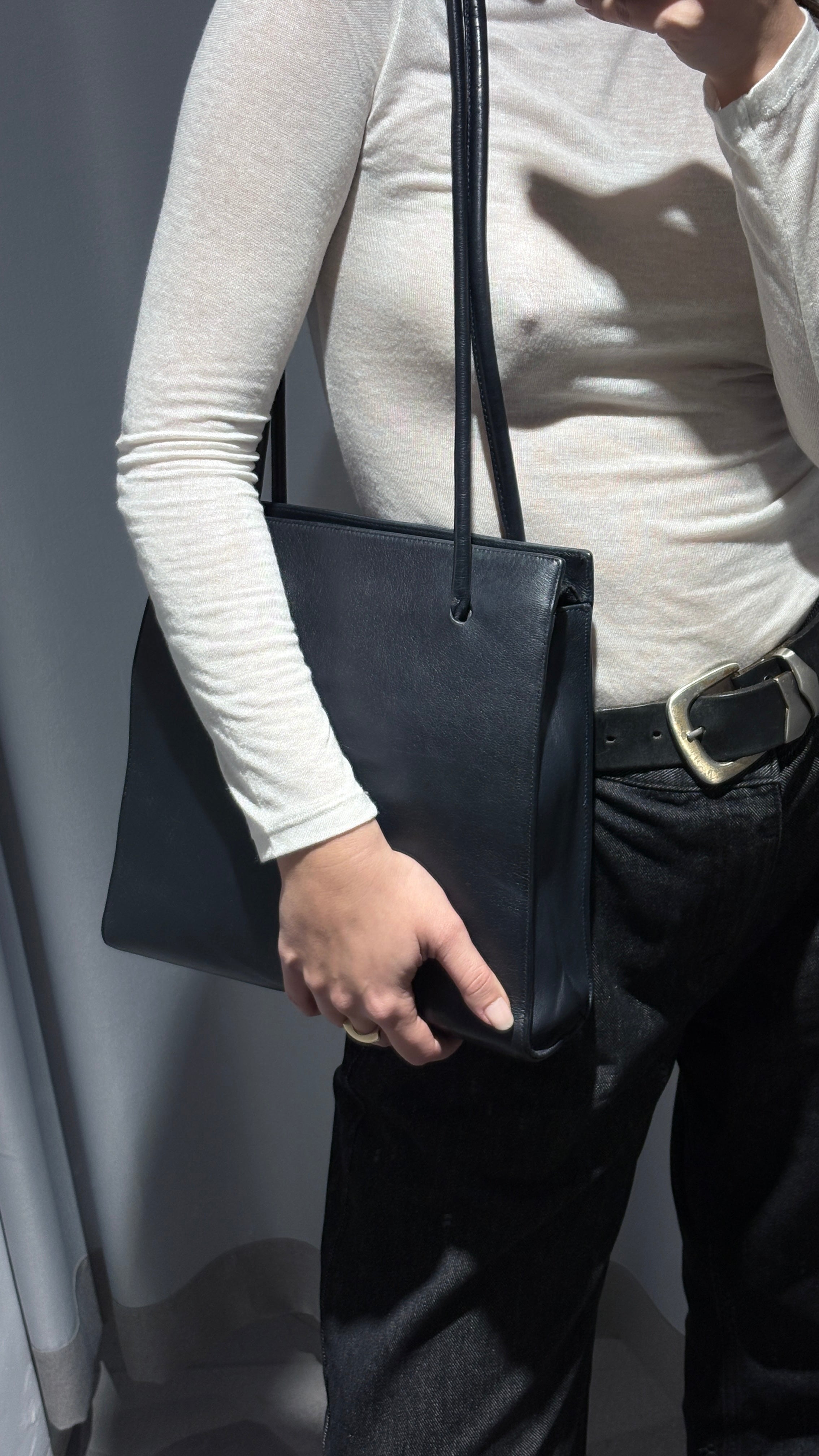 Vintage navy blue shoulder bag in natural leather