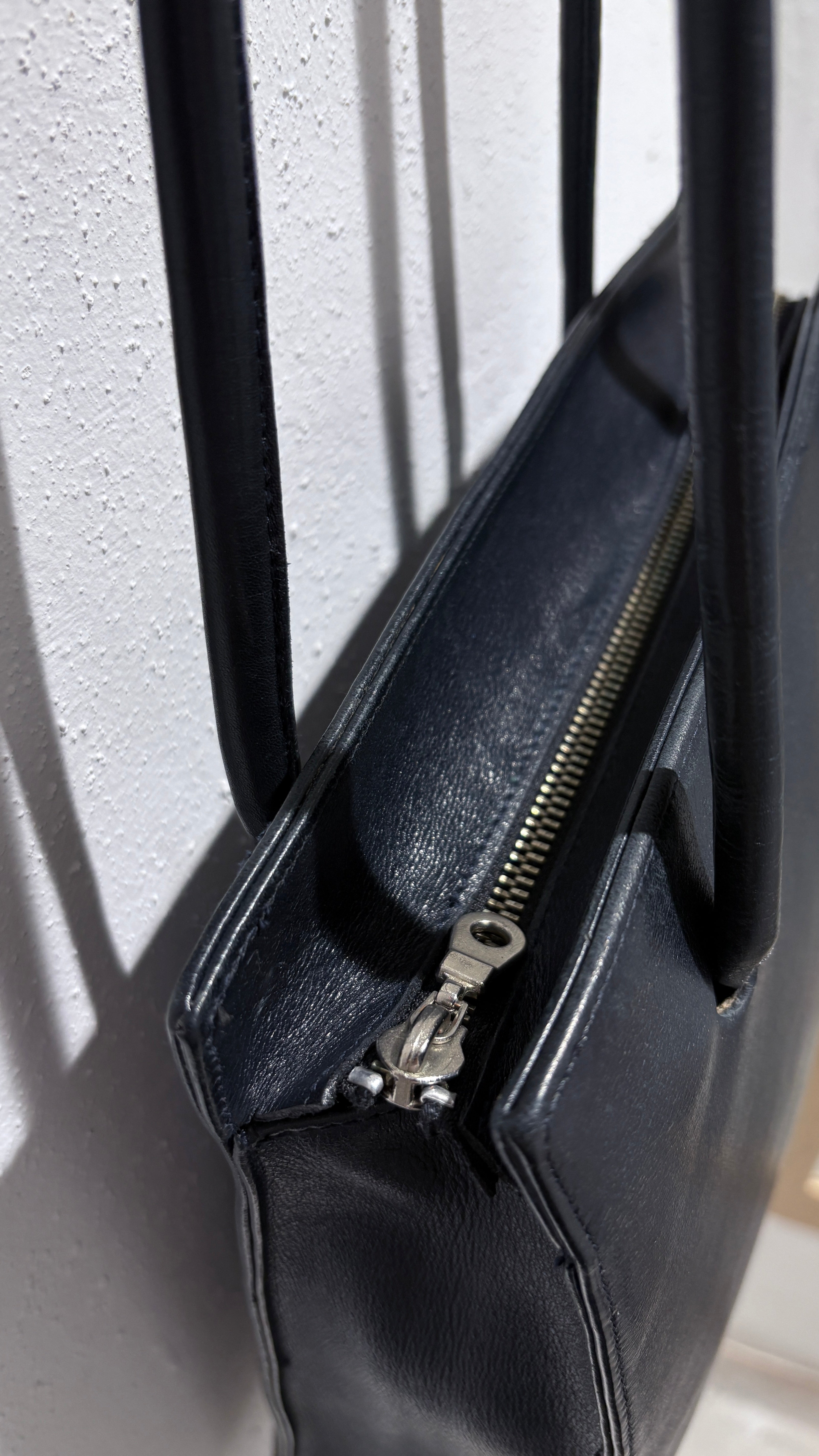 Vintage navy blue shoulder bag in natural leather