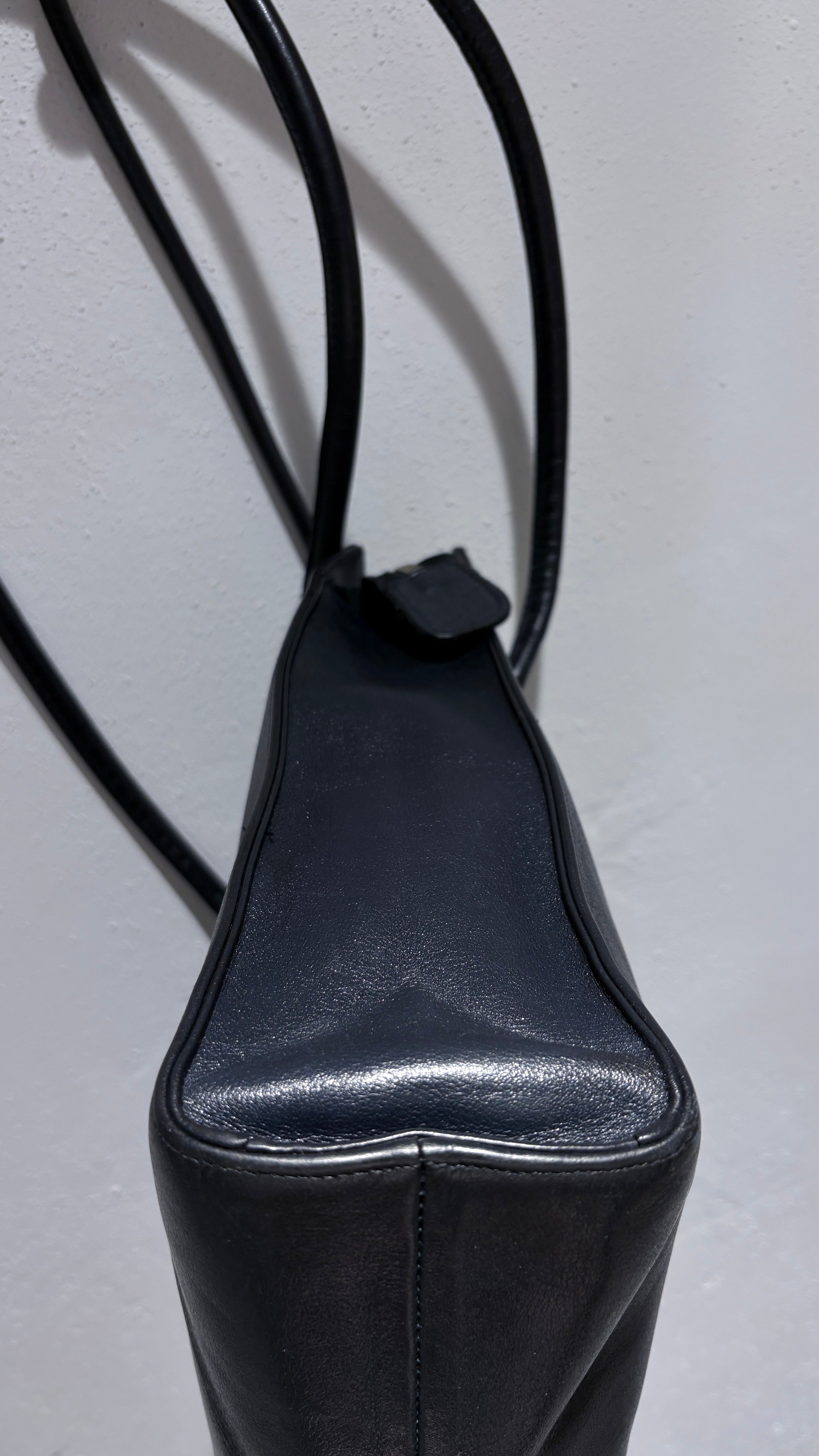 Vintage navy blue shoulder bag in natural leather