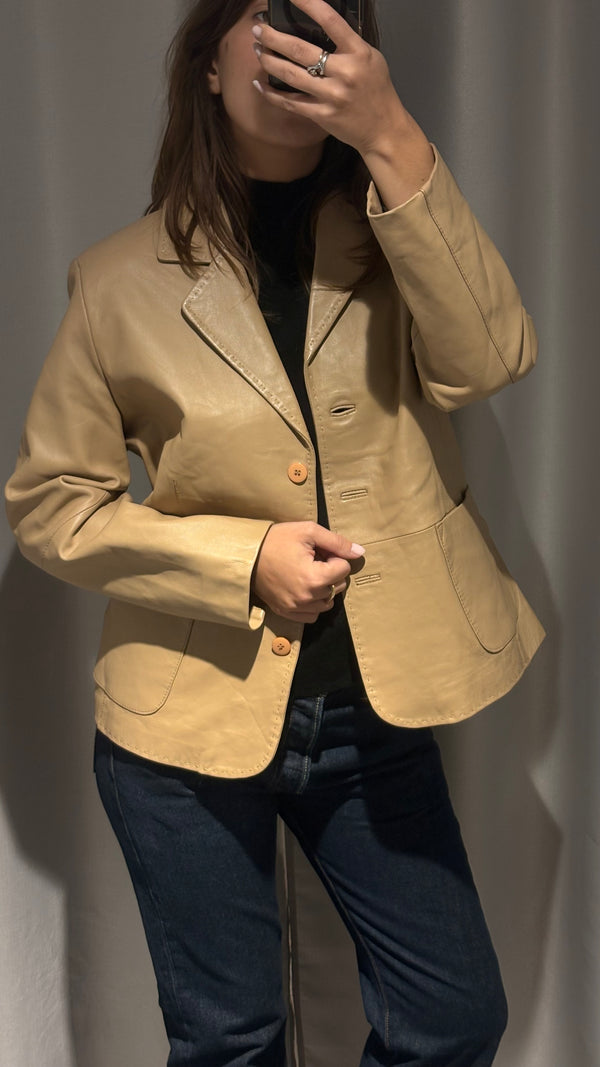 Fitted blazer-style jacket in light beige natural sheep leather.