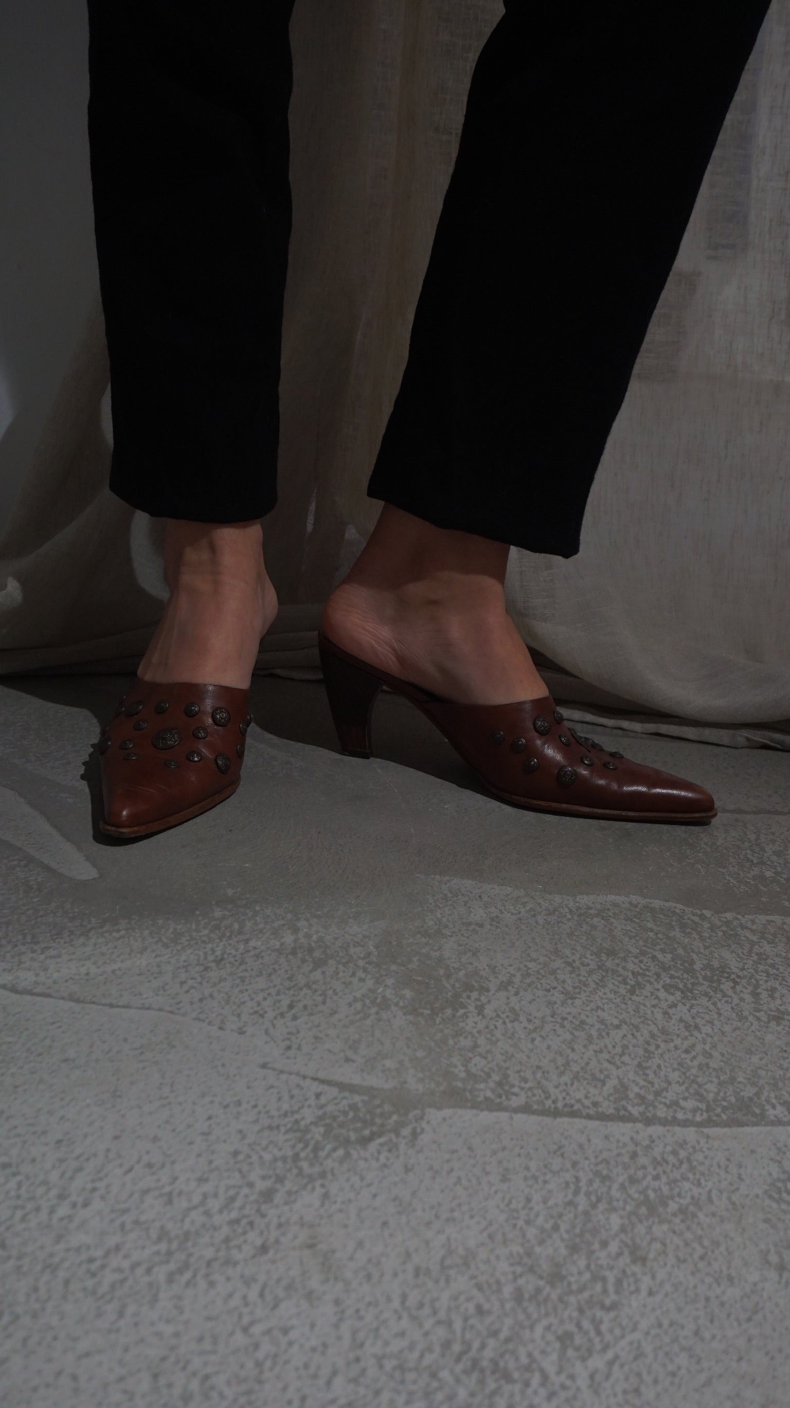 Brown long toe kitten heels