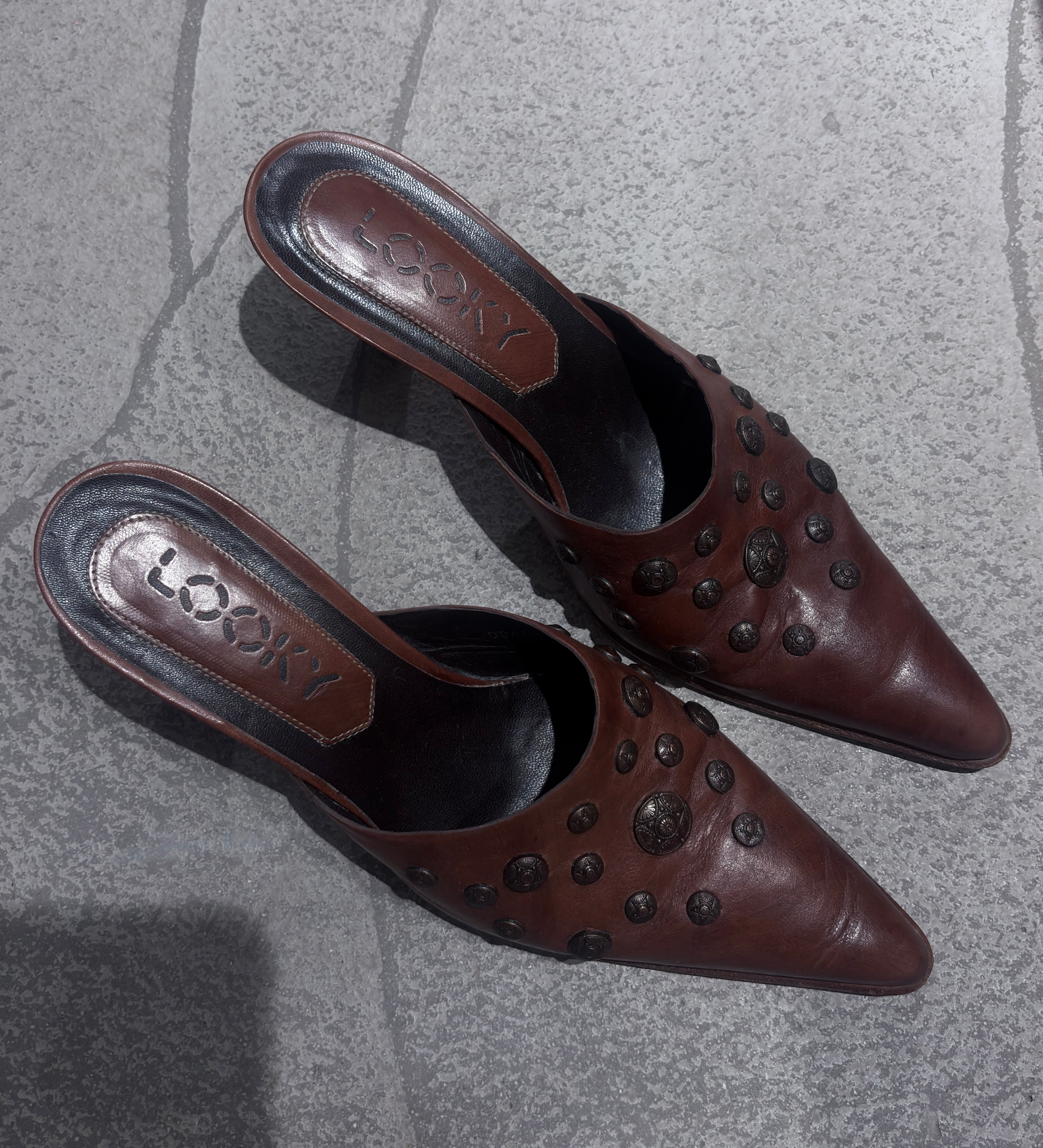 Brown long toe kitten heels