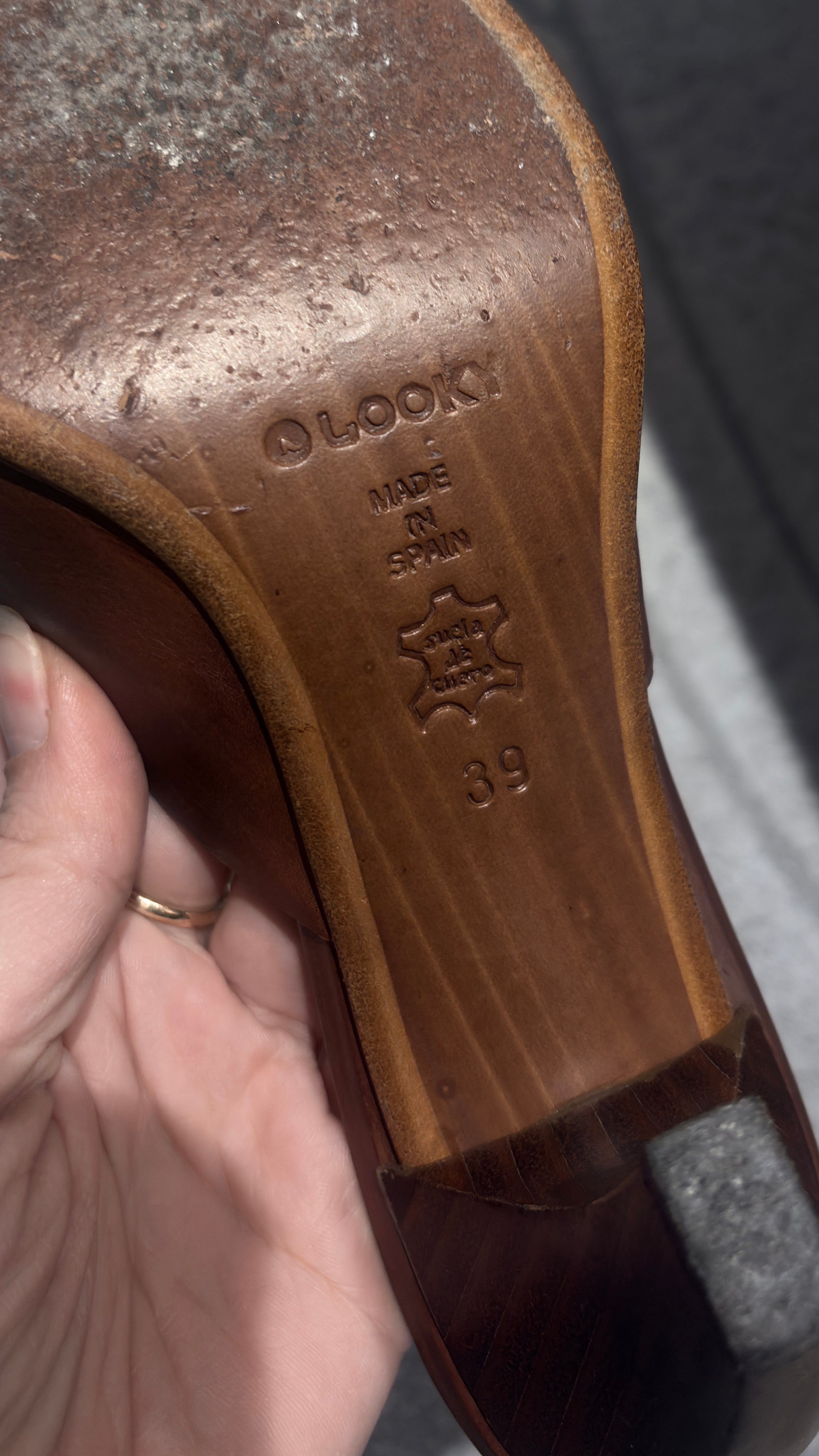 Brown long toe kitten heels