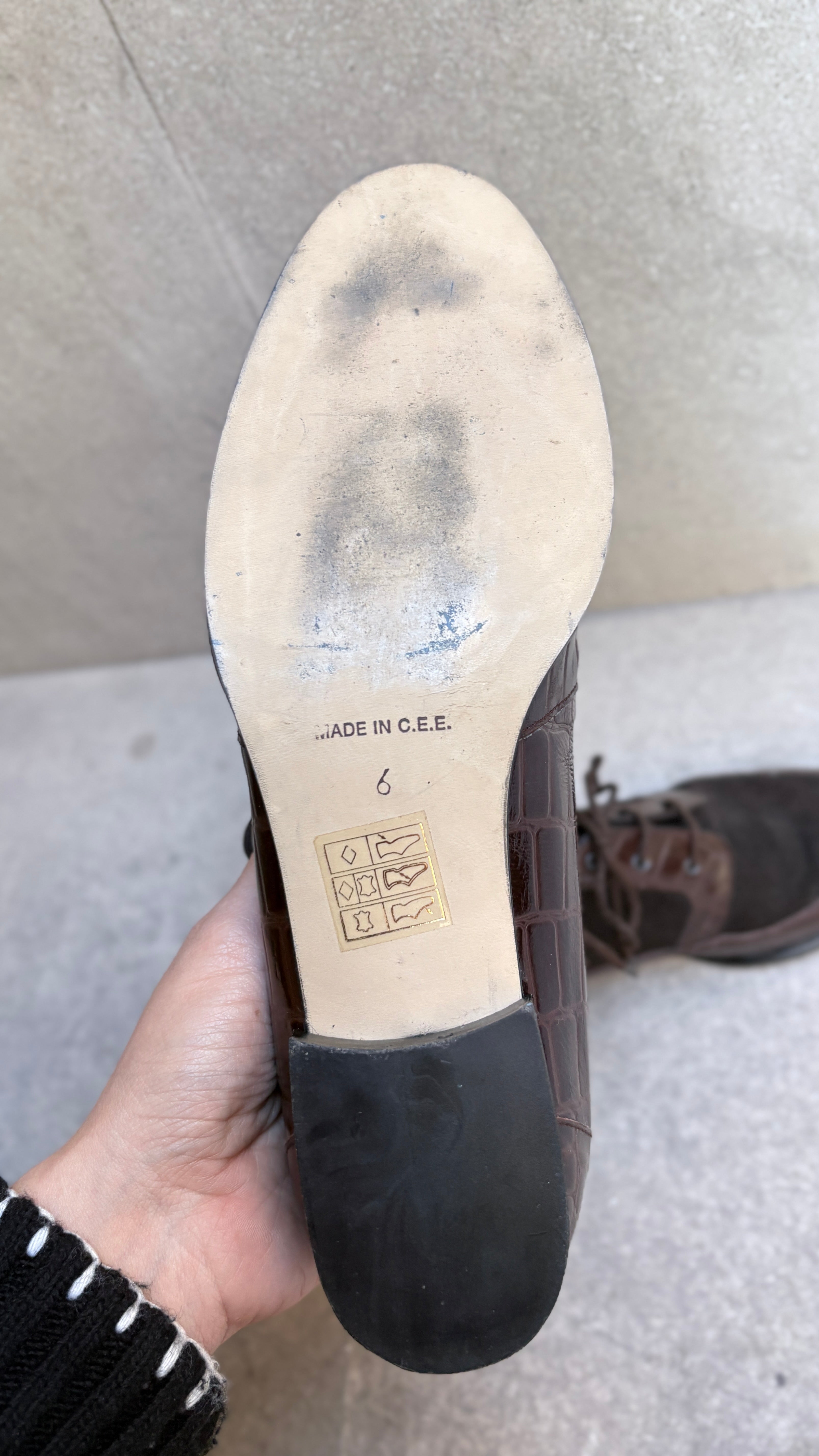 Vintage brown natural leather lace-up shoes