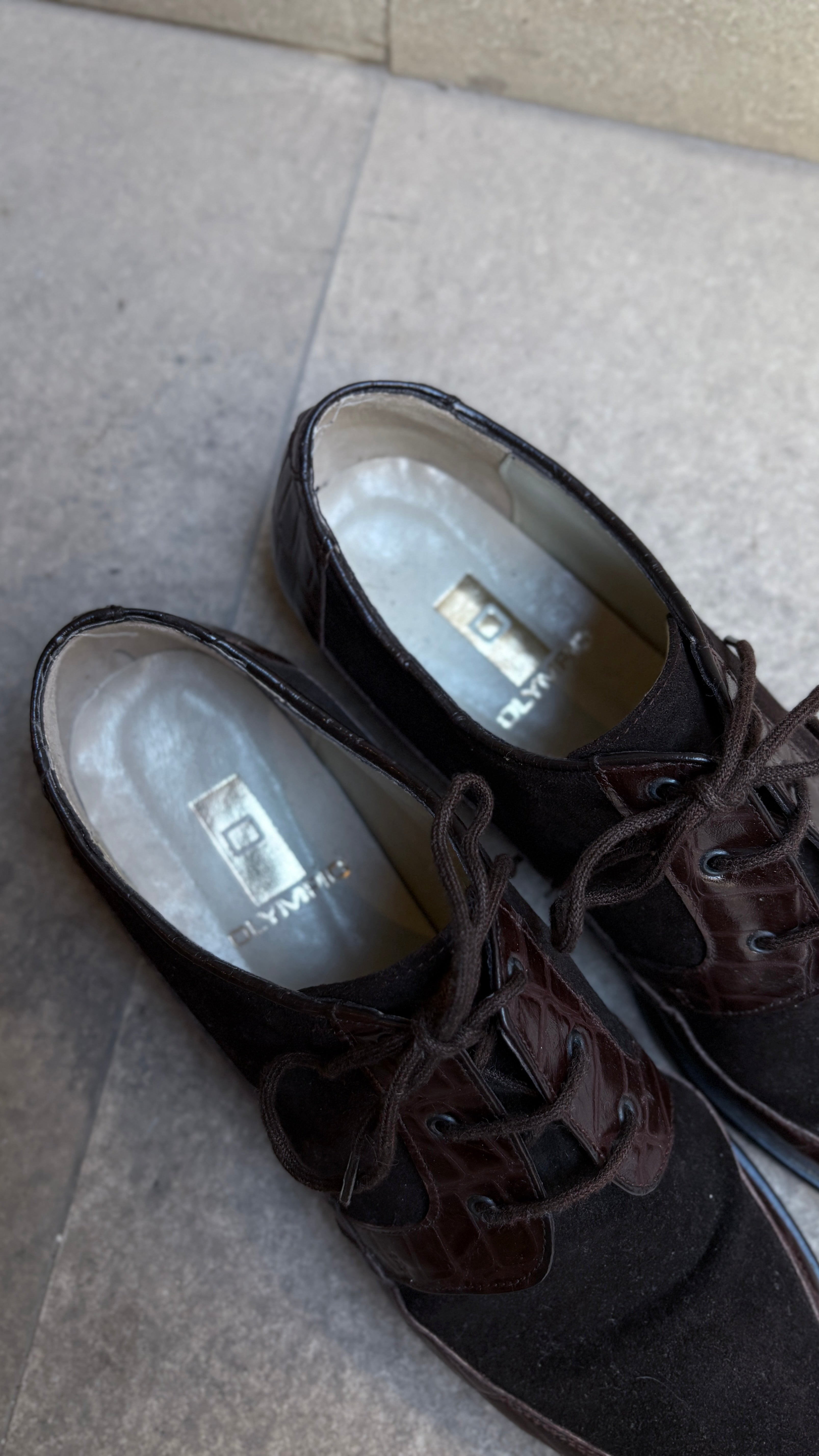 Vintage brown natural leather lace-up shoes