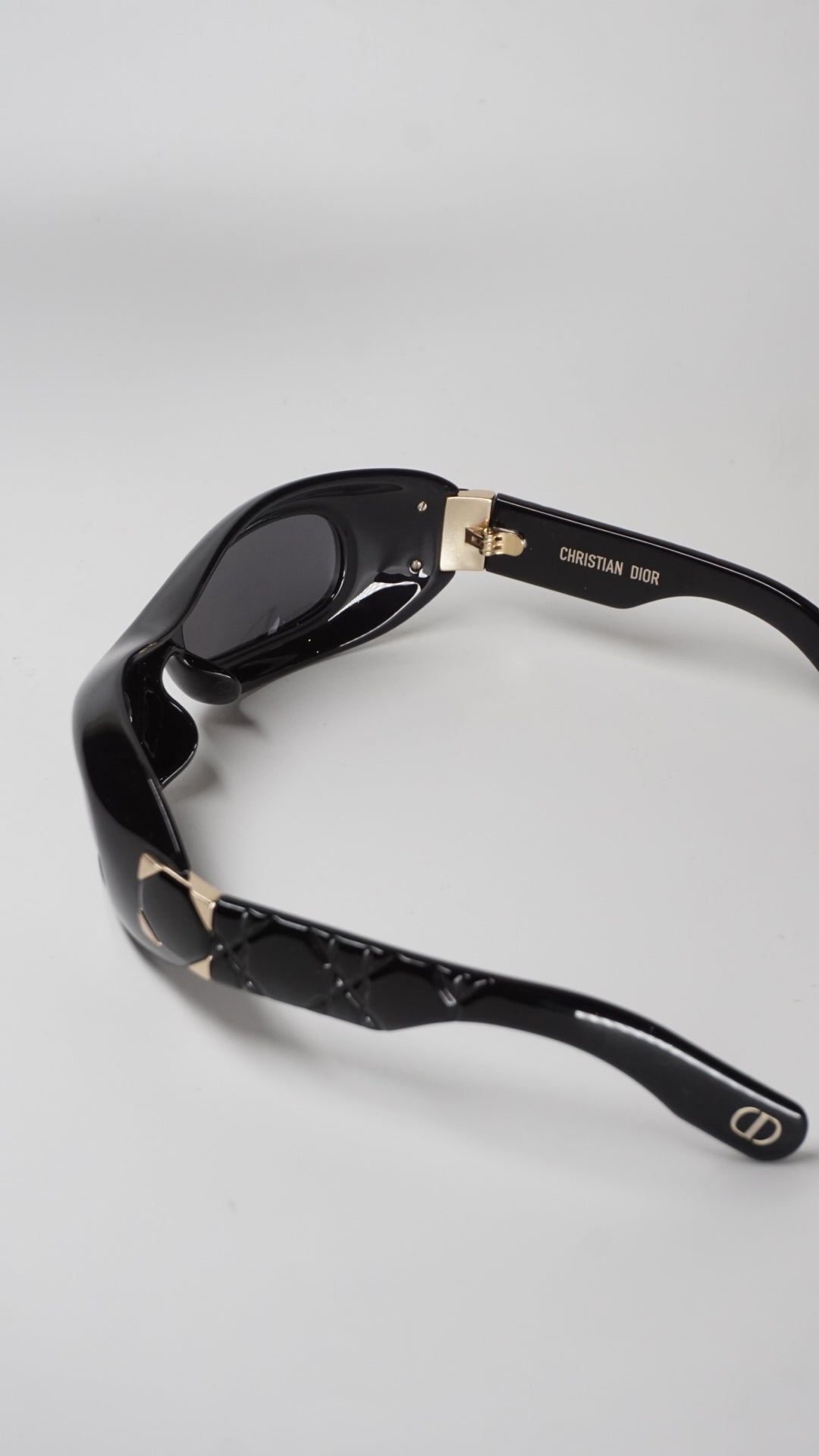 Lady Black 95 22 R1I Oval Cat Eye Shield Sunglasses