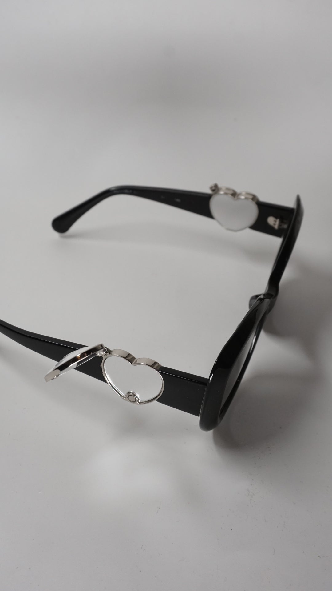 Vintage Sunglasses with heart shape mirror