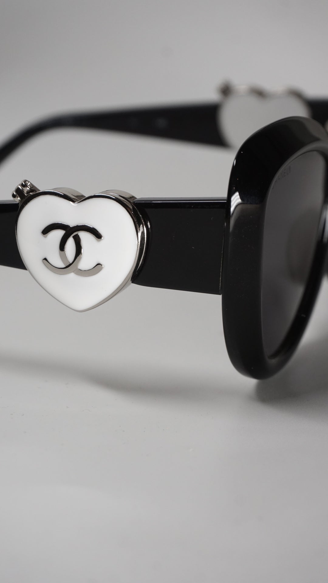 Vintage Sunglasses with heart shape mirror