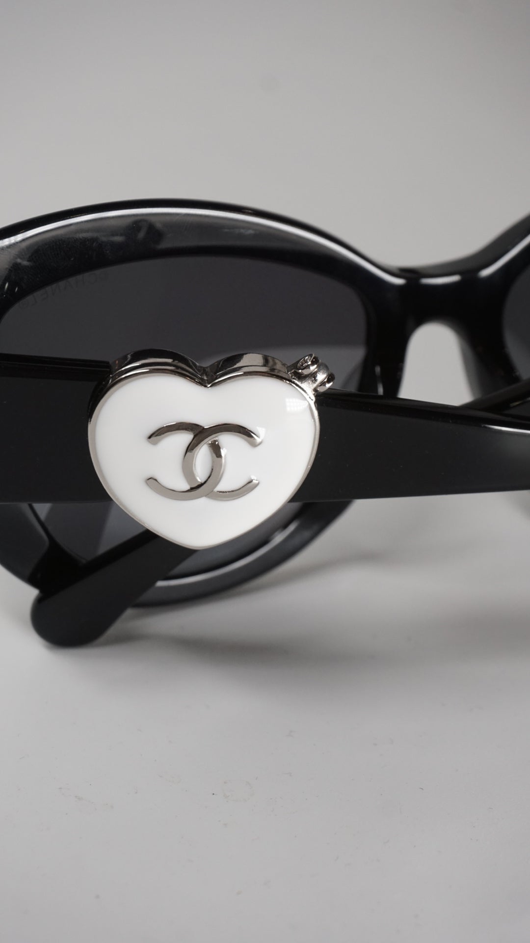Vintage Sunglasses with heart shape mirror